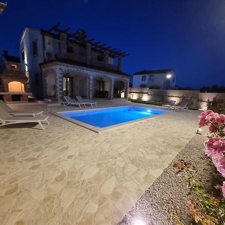 Villa Brioni With Pool By Rentistra Cabrunici Extérieur photo