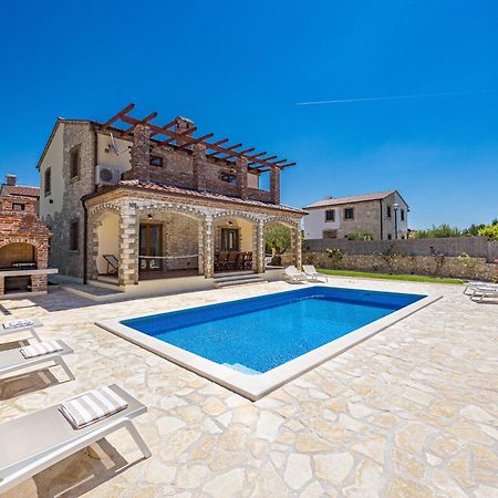 Villa Brioni With Pool By Rentistra Cabrunici Extérieur photo