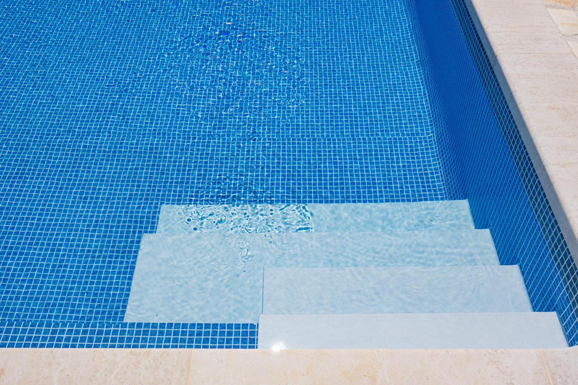 Villa Brioni With Pool By Rentistra Cabrunici Extérieur photo